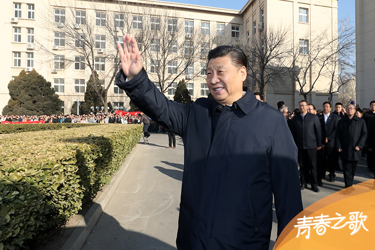 2019年1月17日，習近平在天津南開大學向?qū)W生揮手致意。